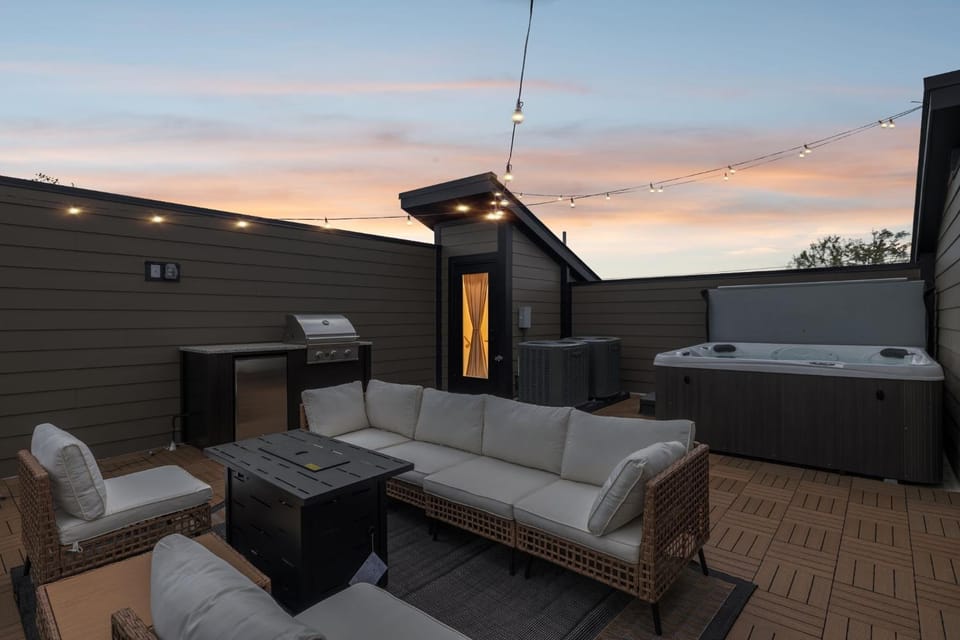 Elegant Townhome Rooftop Hot Tub & Fireplace House in Berry Hill