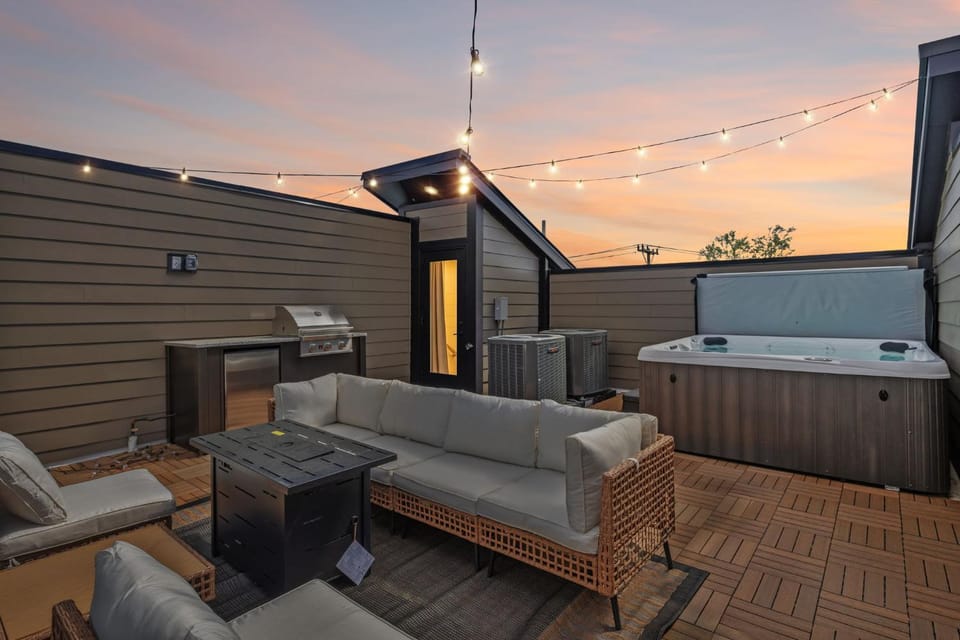 Trendy Townhouse Rooftop Hot Tub & Fireplace House in Berry Hill