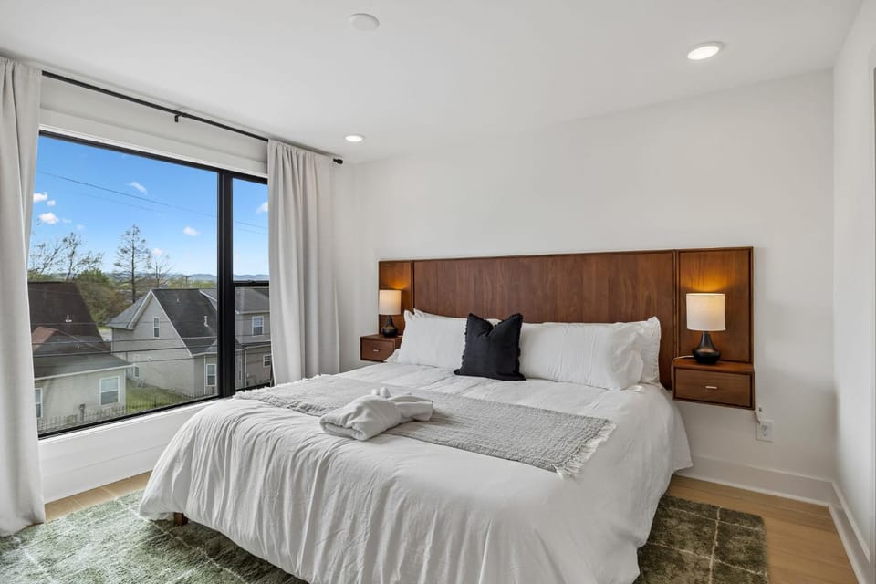 Trendy Townhouse Rooftop Hot Tub & Fireplace House in Berry Hill