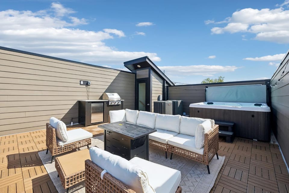 Fancy Townhouse with Rooftop Hot Tub & Fireplace House in Berry Hill