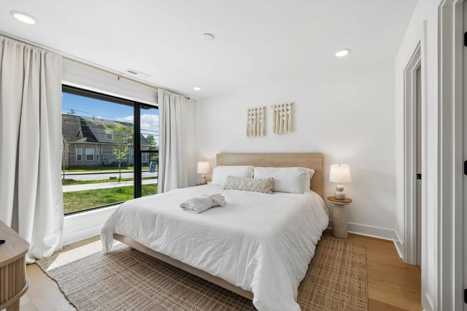 Fancy Townhouse with Rooftop Hot Tub & Fireplace House in Berry Hill