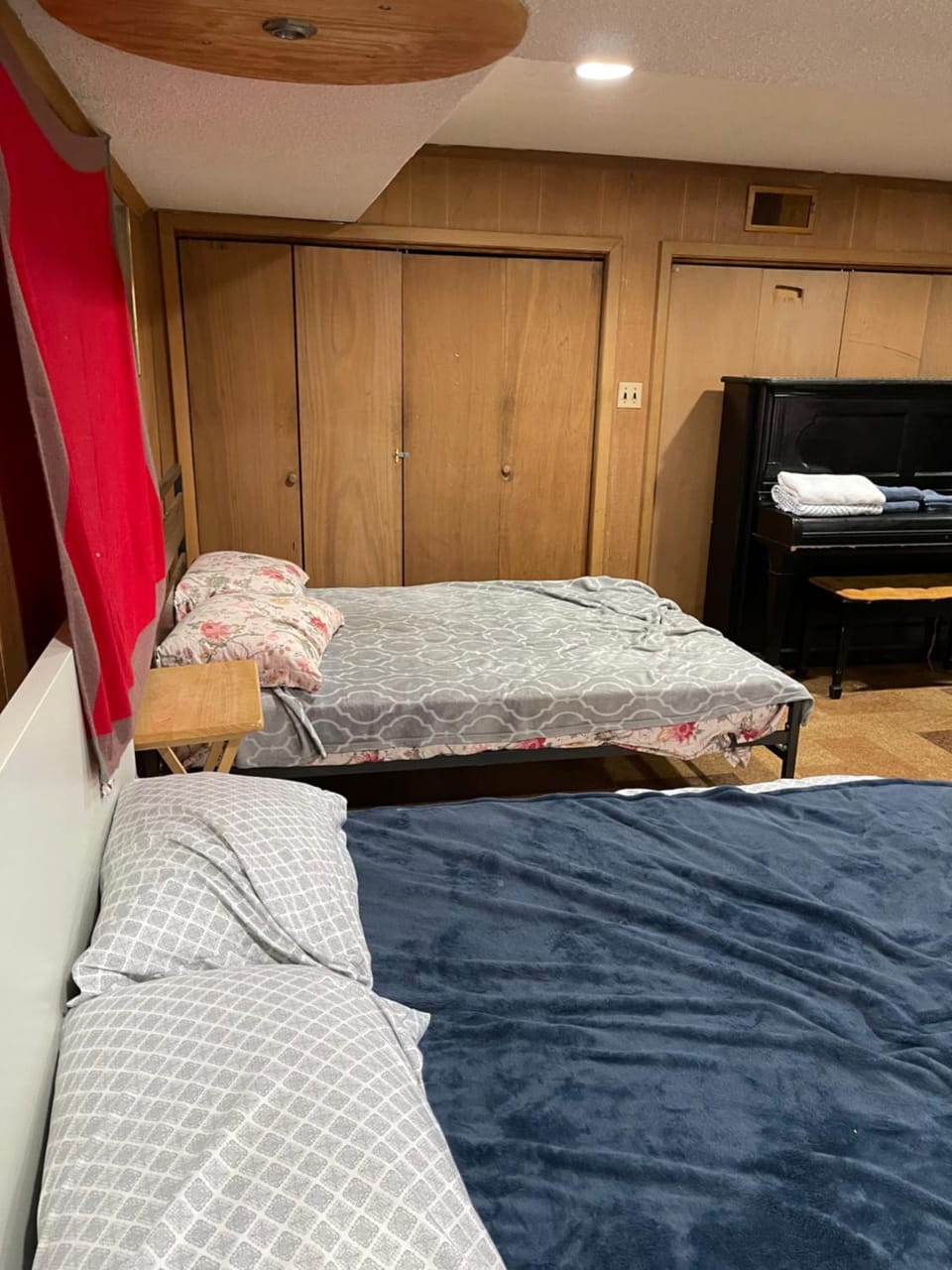 Flower Avenue Hosting - Private Suite with De Luxe King Size Bed - 77 per Night 1st guest - 59 2nd guest - 52 each third & 4th guests Bed and Breakfast in Silver Spring