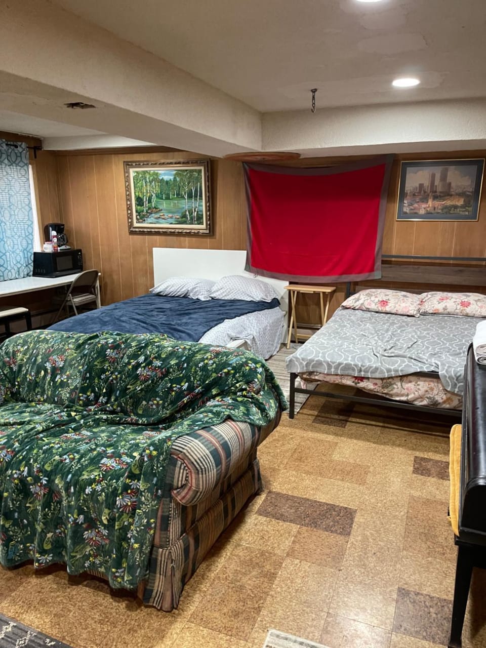 Flower Avenue Hosting - Private Suite with De Luxe King Size Bed - 77 per Night 1st guest - 59 2nd guest - 52 each third & 4th guests Bed and Breakfast in Silver Spring