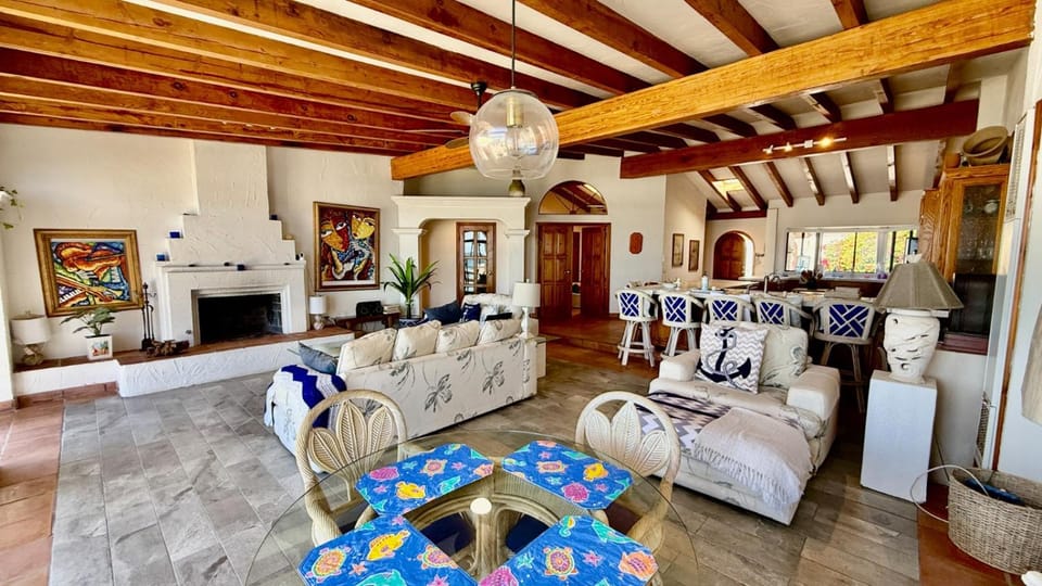 Kitchen or kitchenette, Living room, Seating area, Dining area, pet friendly