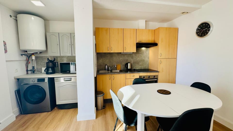 Kitchen or kitchenette, dishwasher, oven, toaster