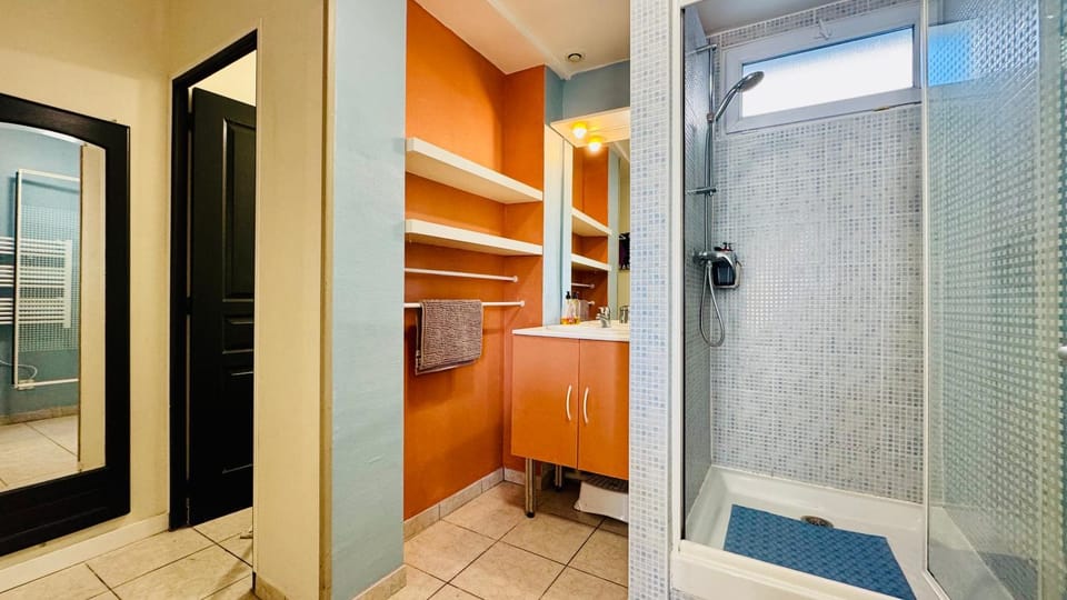 Shower, Bathroom, towels
