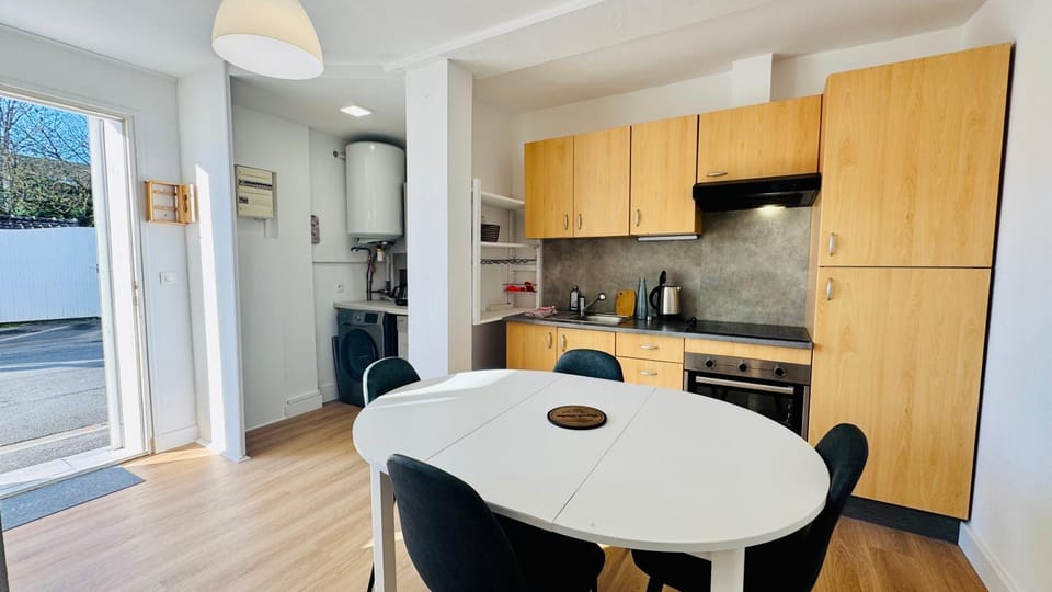 Kitchen or kitchenette, Dining area, dishwasher, oven