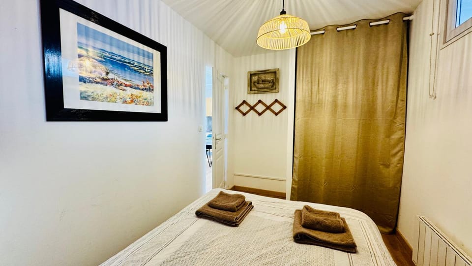Bed, Bedroom, towels, wardrobe