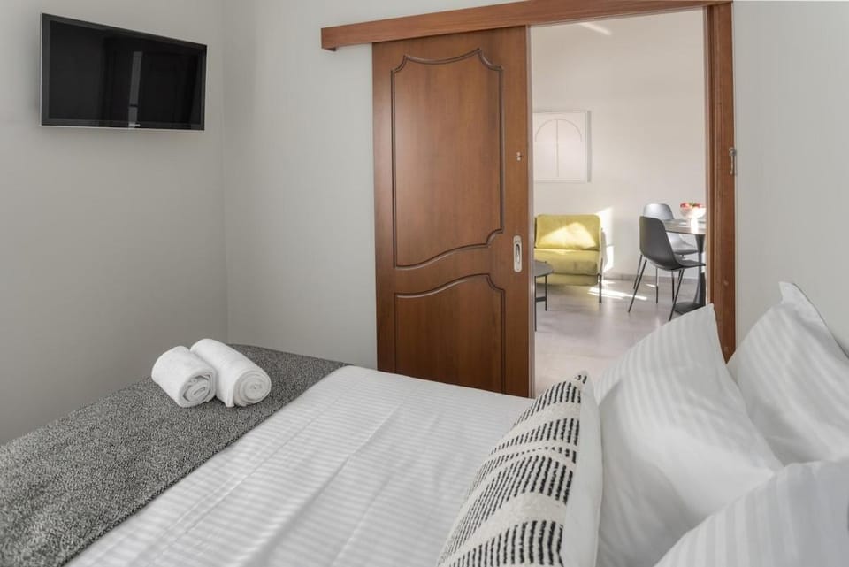TV and multimedia, Photo of the whole room, Bedroom, towels, wardrobe