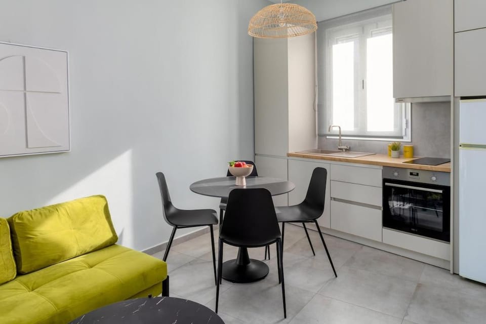 Kitchen or kitchenette, Seating area, Dining area, oven, stove