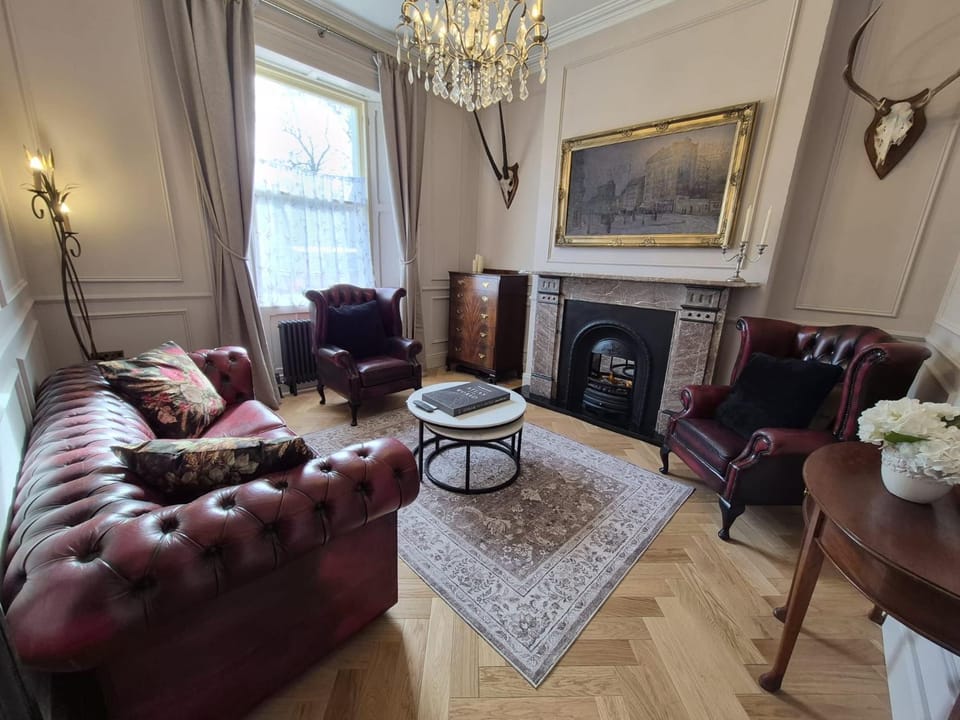 Living room, Seating area, fireplace