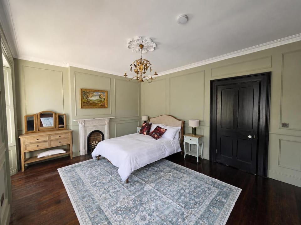 Bed, Photo of the whole room, Decorative detail, Bedroom, fireplace