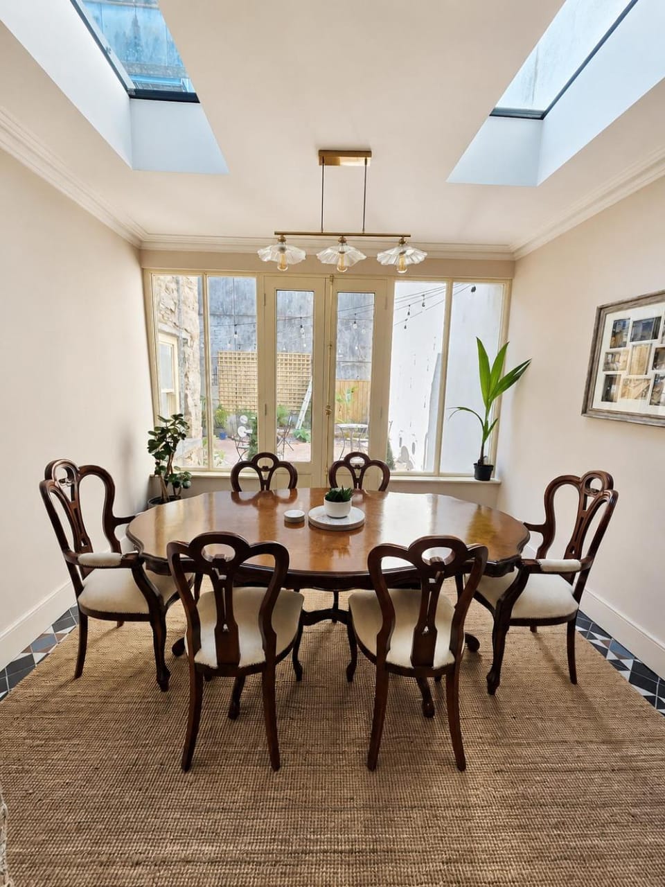 Photo of the whole room, Seating area, Dining area, Garden view