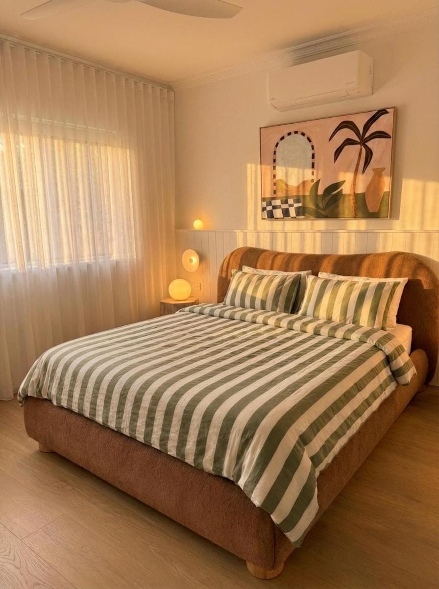Bed, Day, Bedroom, air conditioner