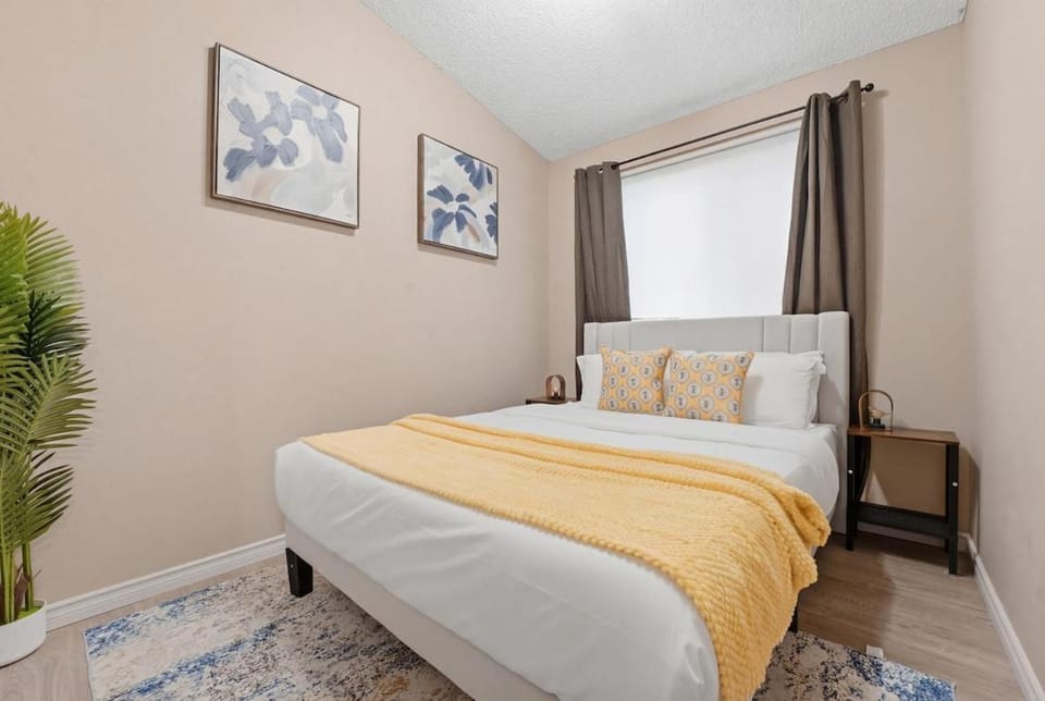 5BR Wild Rose- Meadows, AC, Garage, Sleeps 12 Apartment in Edmonton