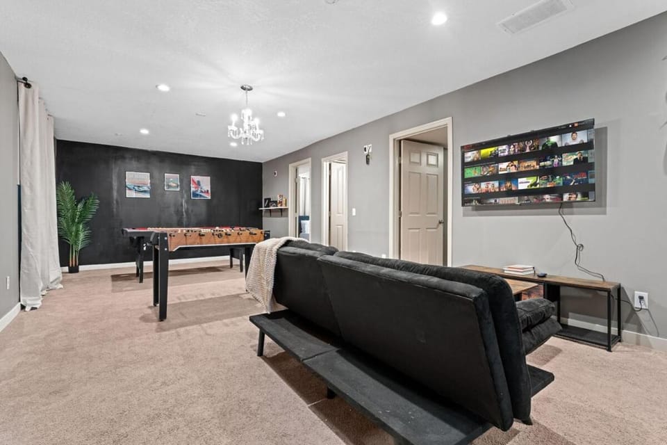 5BR Wild Rose- Meadows, AC, Garage, Sleeps 12 Apartment in Edmonton