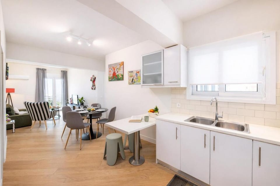 Kitchen or kitchenette, Living room, Seating area, Dining area