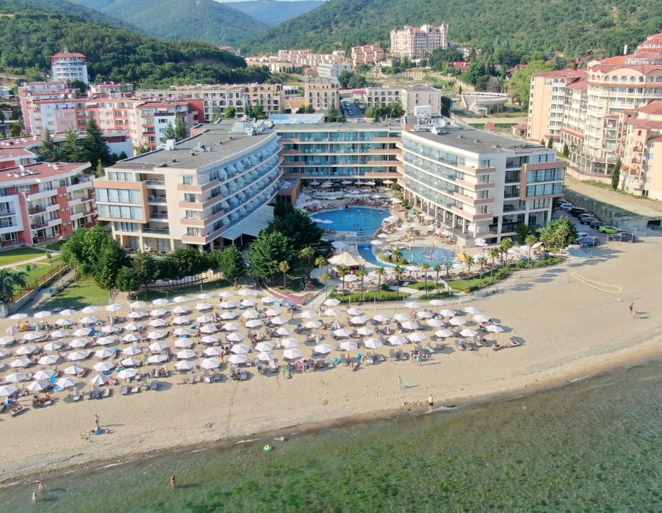 Property building, Bird's eye view, Beach, Mountain view, Pool view, Parking, sunbed