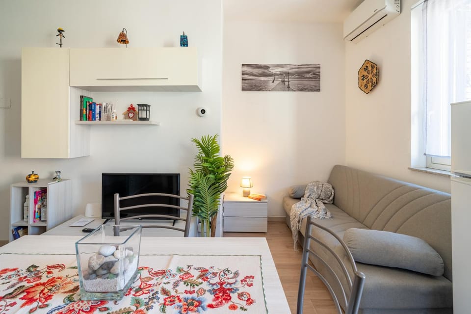 Living room, Seating area, air conditioner