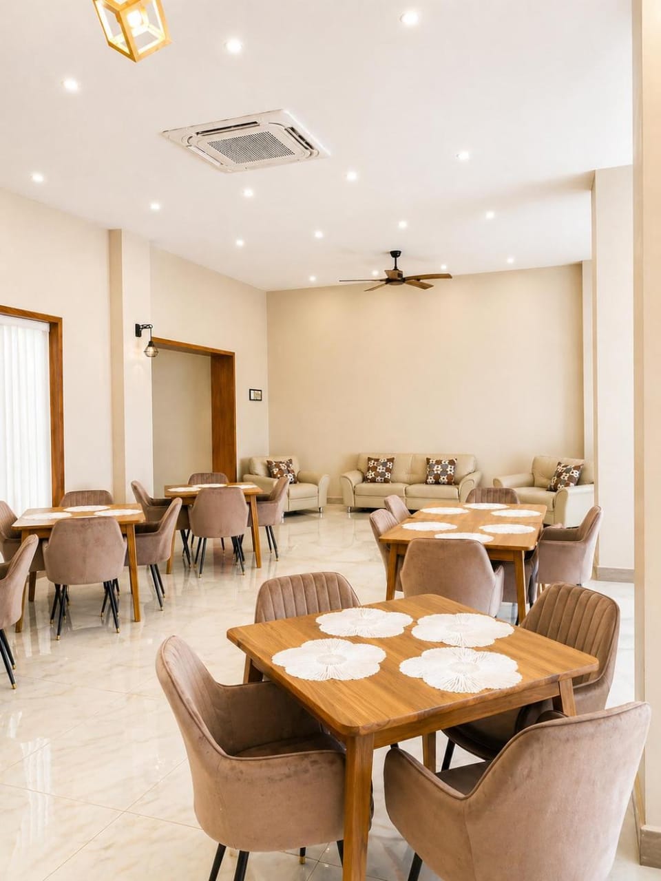 Restaurant/places to eat, Banquet/Function facilities, Dining area