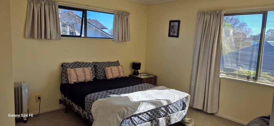 Bed, Photo of the whole room, Bedroom, internet