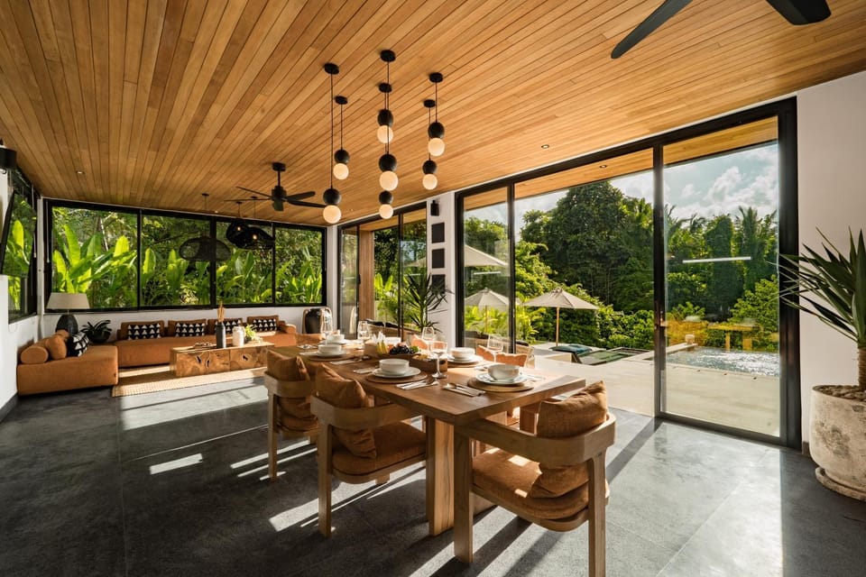 Garden, View (from property/room), Living room, Seating area, Dining area