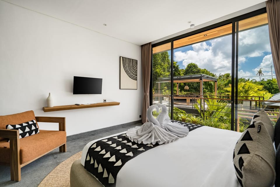 Bed, TV and multimedia, View (from property/room), Bedroom, Garden view