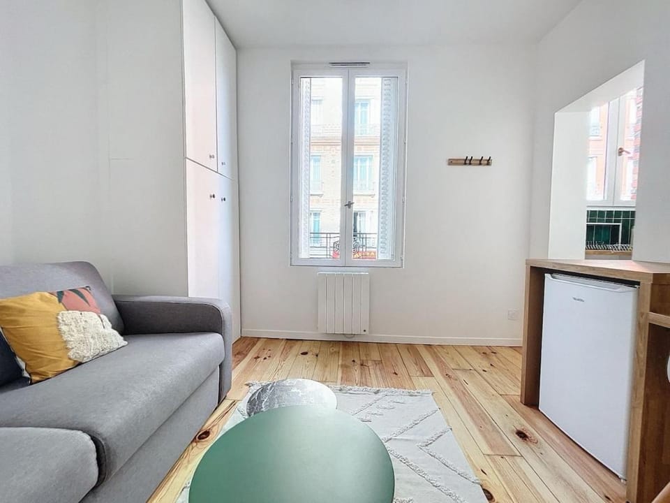 Kitchen or kitchenette, Living room, Seating area, internet