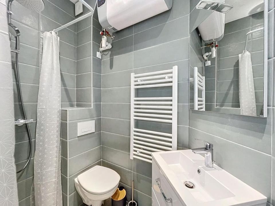 Shower, Toilet, Bathroom, towels