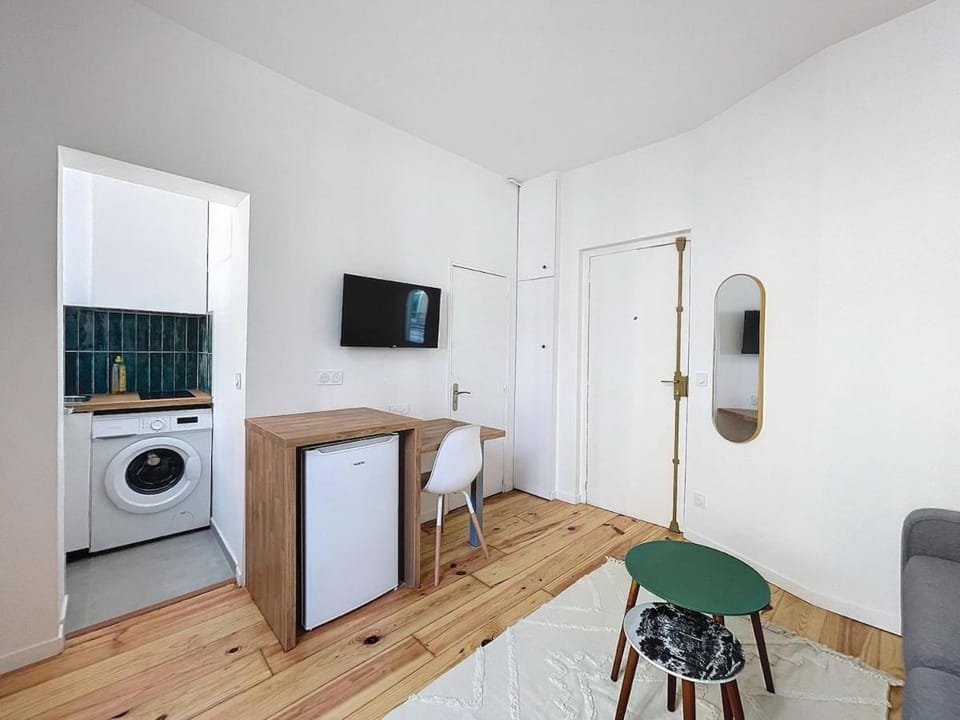 Kitchen or kitchenette, Seating area, washing machine
