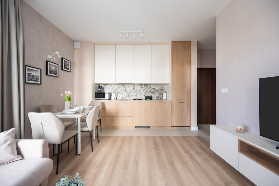 TV and multimedia, Kitchen or kitchenette, Living room, Seating area, Dining area, stove