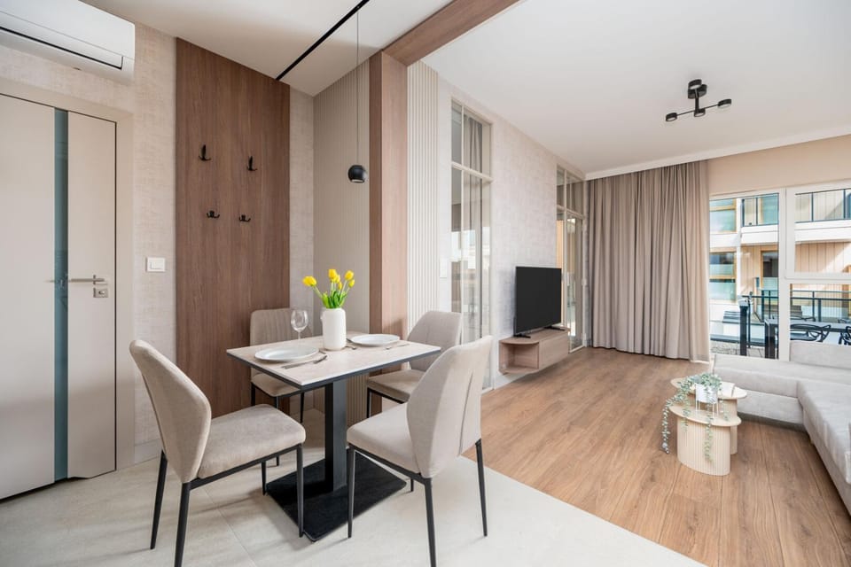 TV and multimedia, Living room, Seating area, Dining area