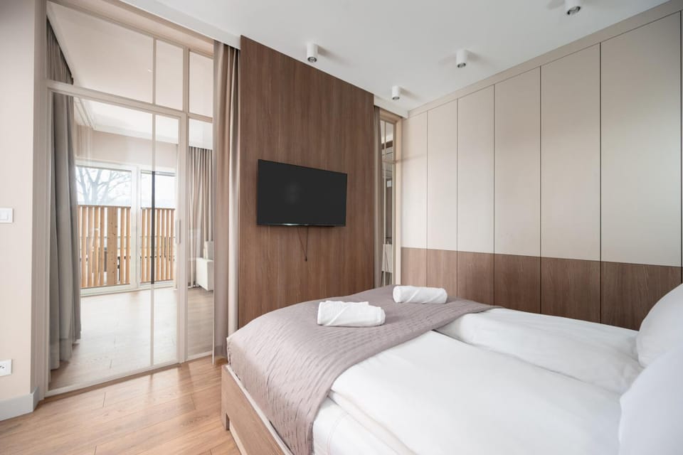 Bed, TV and multimedia, Photo of the whole room, Bedroom, towels, wardrobe