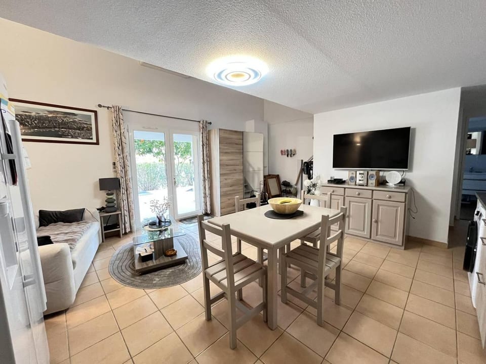 Belle Maison climatisee, wifi, 7 personnes, piscine commune, 10 mn de la plage LRCS96 Villa in Portiragnes