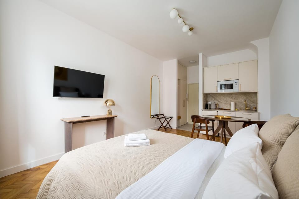 Bed, TV and multimedia, Kitchen or kitchenette, Living room, Photo of the whole room, Seating area, Dining area, Bedroom