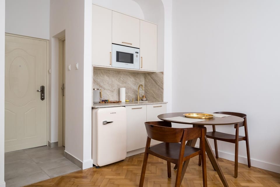 Kitchen or kitchenette, Dining area, oven, stove