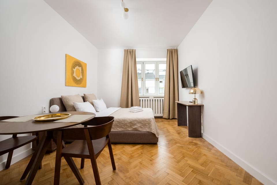Bed, TV and multimedia, Living room, Photo of the whole room, Seating area, Bedroom