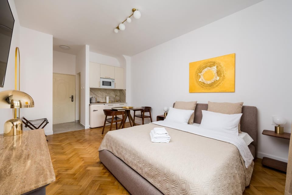 Bed, TV and multimedia, Kitchen or kitchenette, Living room, Photo of the whole room, Seating area, Bedroom