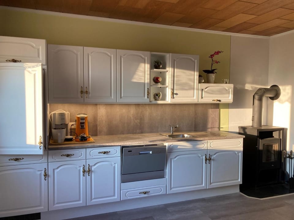 Coffee/tea facilities, Kitchen or kitchenette, oven, stove