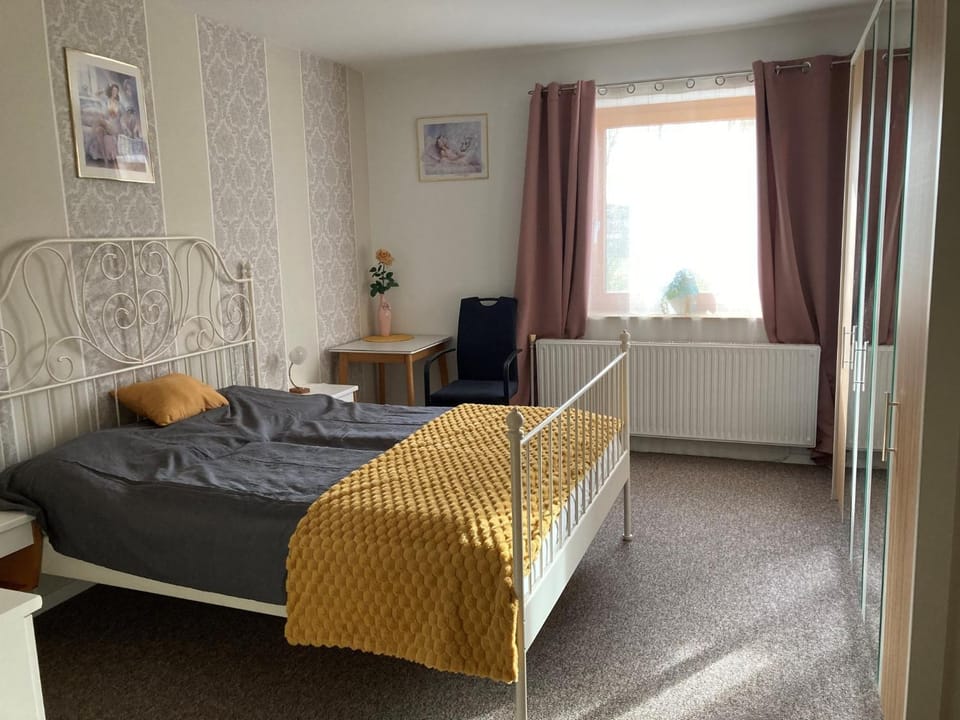 Bed, Photo of the whole room, Seating area, Bedroom