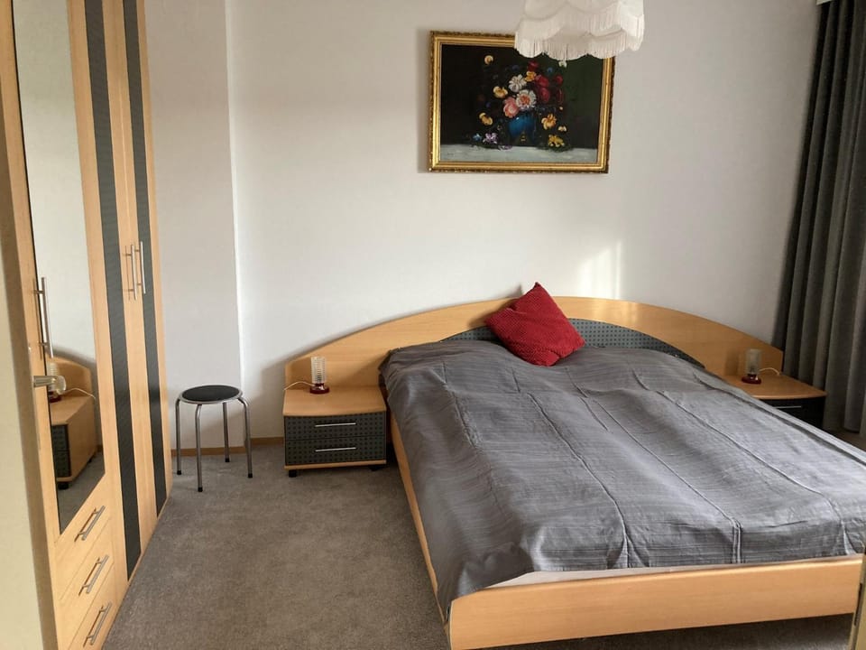 Bed, Photo of the whole room, Seating area, Bedroom