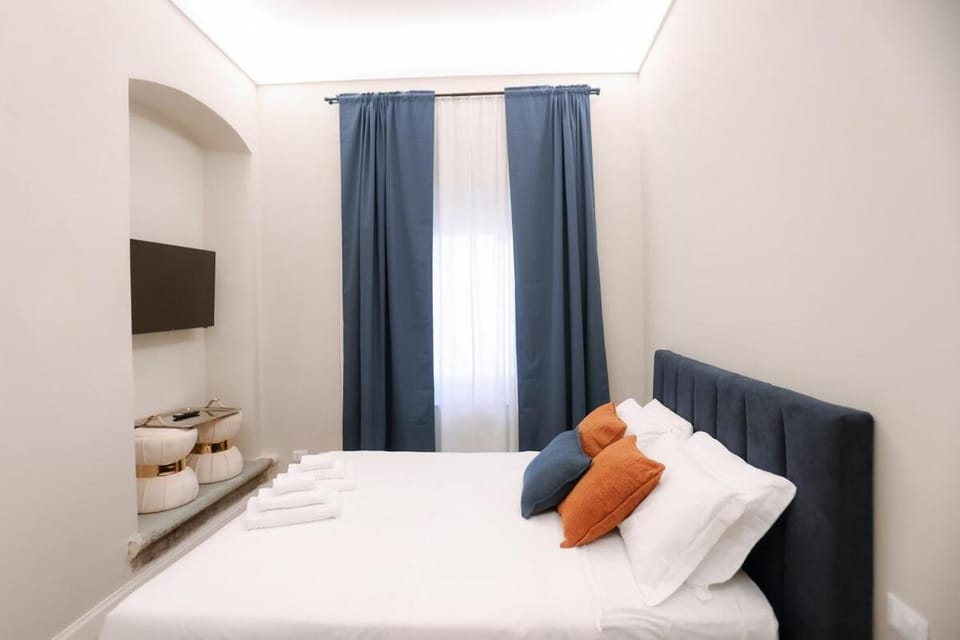 Bed, TV and multimedia, Bedroom, towels