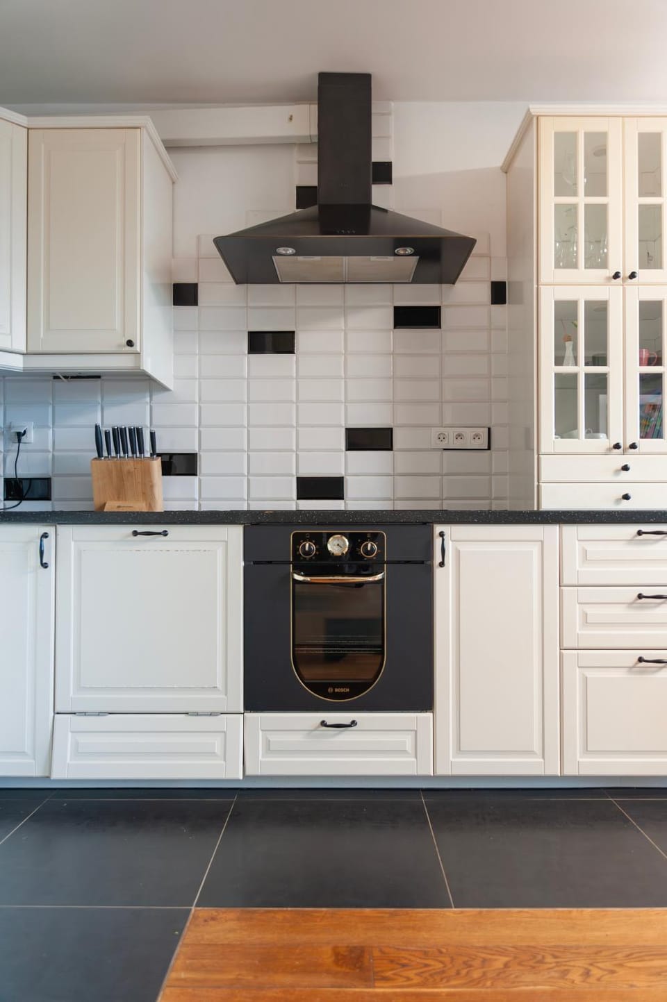 Kitchen or kitchenette, dishwasher, stove