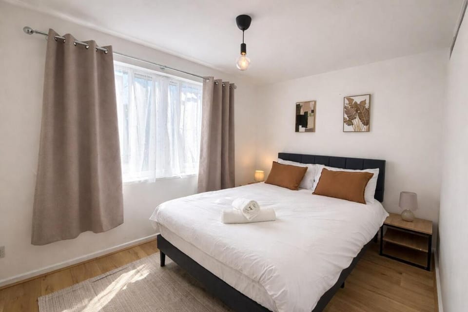 2 Bed 5-6 Sleeper Flat 5 mins walk Aldgate East Apartment in London