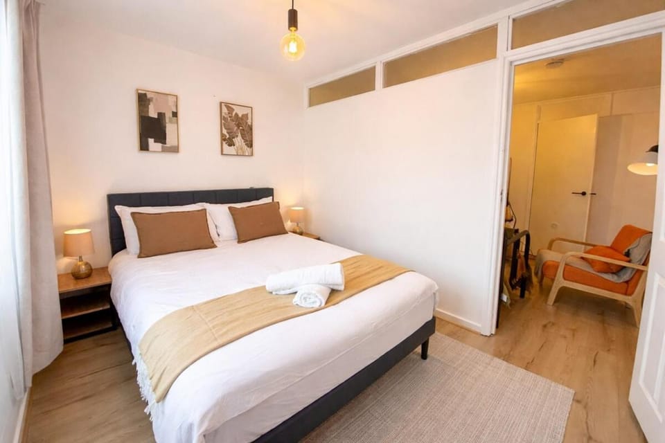 2 Bed 5-6 Sleeper Flat 5 mins walk Aldgate East Apartment in London