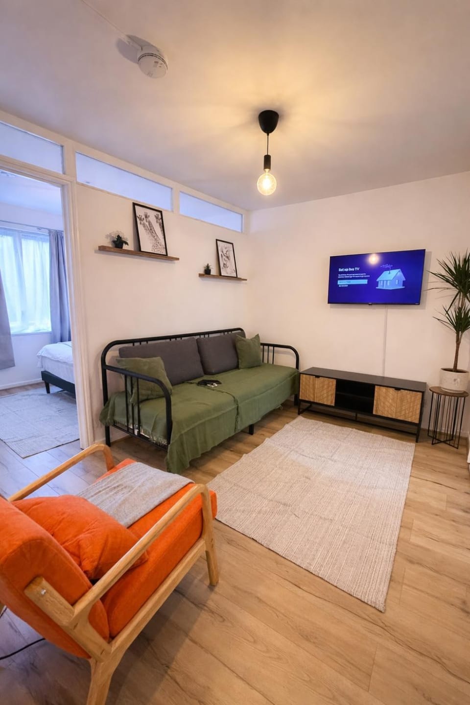 2 Bed 5-6 Sleeper Flat 5 mins walk Aldgate East Apartment in London