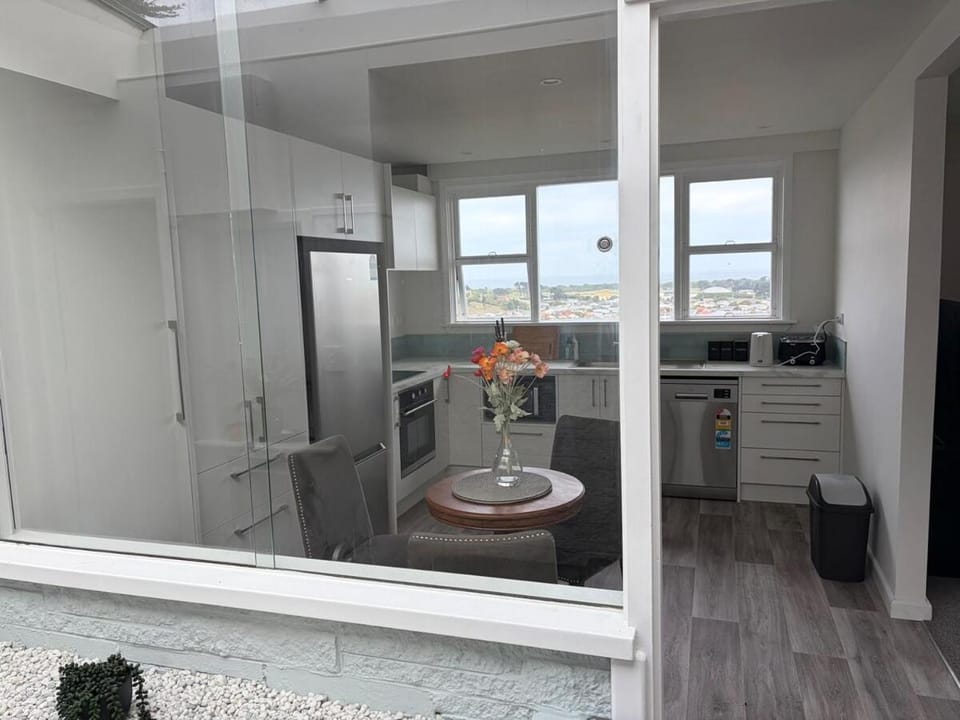 Beautiful Home with Sea View Private Parking House in Dunedin