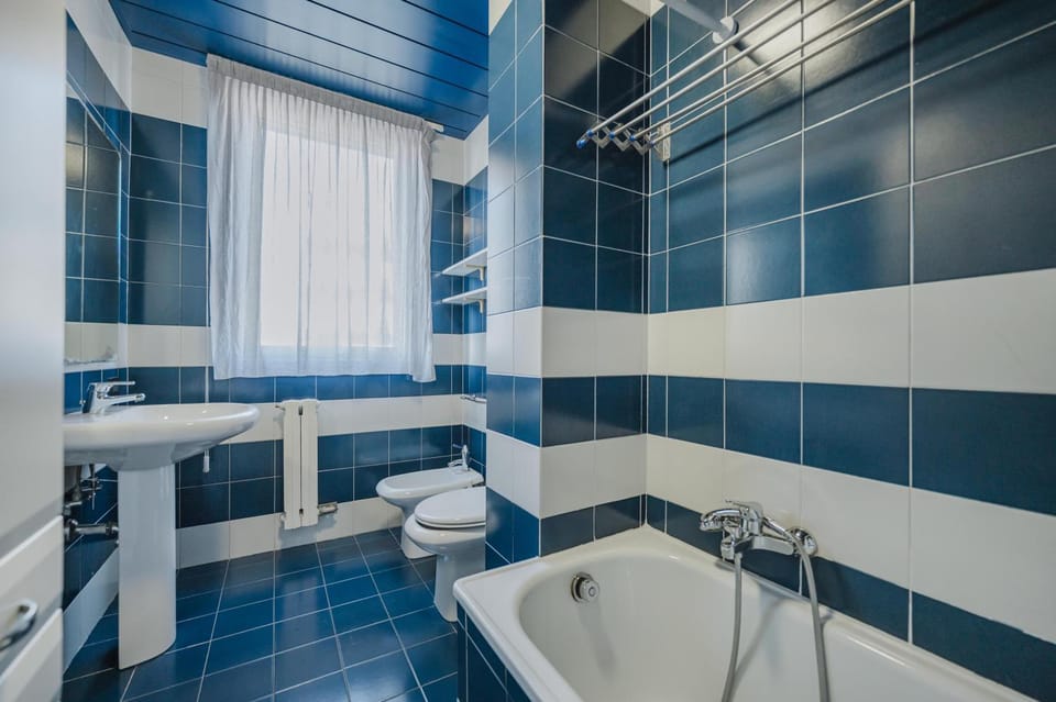 Toilet, Bathroom, Bath, bidet, towels