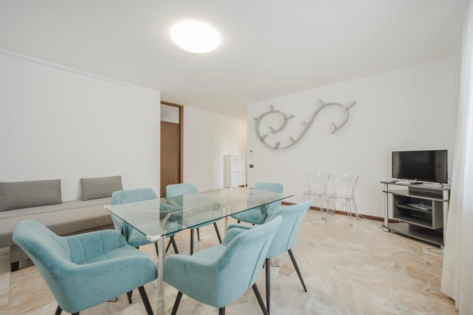 Living room, Seating area, Dining area, Lunch