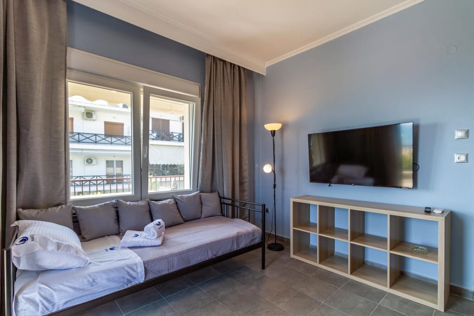 Bed, Seating area, towels